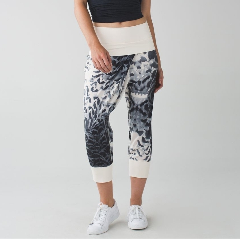 Lululemon Dance To Yoga Cropped Black White Angel Wing Pant Size 8
